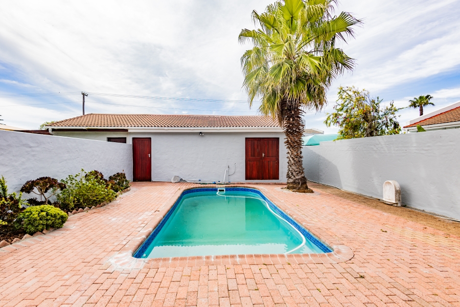 4 Bedroom Property for Sale in Bloubergrant Western Cape